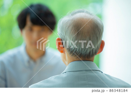 会話するシニア男性と若い男性 会話するシニア男性と若い男性 86348184