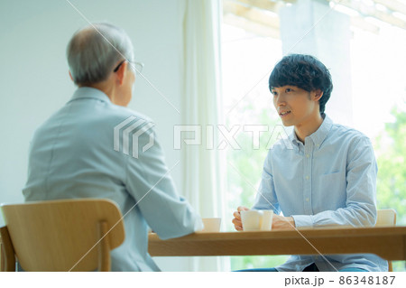 会話するシニア男性と若い男性 86348187