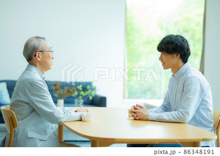 会話するシニア男性と若い男性 86348191