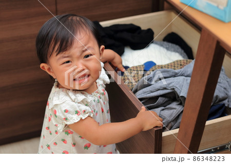 引き出しを開ける子供 引き出しを開ける子供 86348223