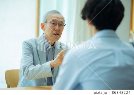 タイトル	会話するシニア男性と若い男性 86348224