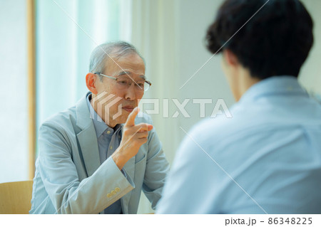 タイトル 会話するシニア男性と若い男性 タイトル 会話するシニア男性と若い男性 86348225