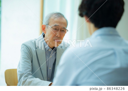 タイトル	会話するシニア男性と若い男性 タイトル	会話するシニア男性と若い男性 86348226