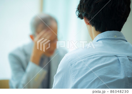 タイトル	会話するシニア男性と若い男性 86348230