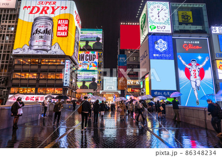 《大阪府》道頓堀・雨の歓楽街 86348234