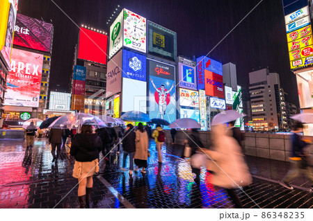 《大阪府》道頓堀・雨の歓楽街 《大阪府》道頓堀・雨の歓楽街 86348235