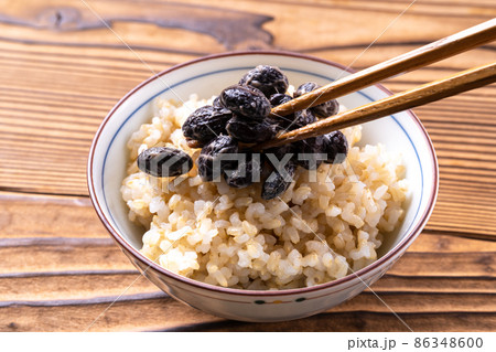 玄米ご飯と黒豆納豆 玄米ご飯と黒豆納豆 86348600