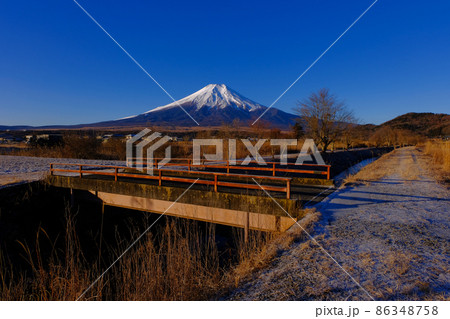20220131忍野村新名庄川からの冬の朝の青空快晴の富士山 86348758