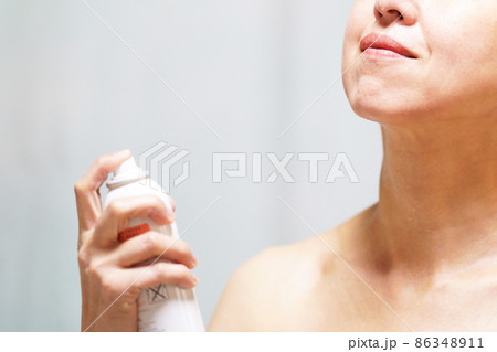 首・顔にミストをかける中年女性　目元なし　アップ 86348911