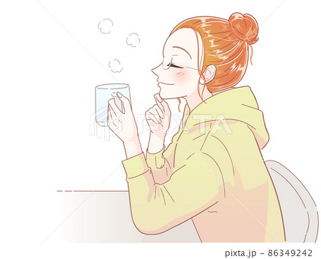 コップで飲み物を飲みながらリラックスする若い女性 コップで飲み物を飲みながらリラックスする若い女性 86349242