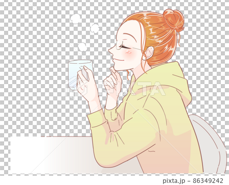 コップで飲み物を飲みながらリラックスする若い女性 コップで飲み物を飲みながらリラックスする若い女性 86349242