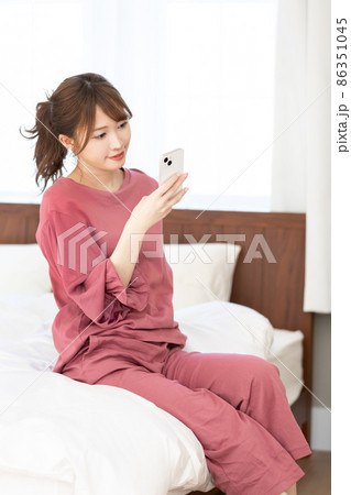 寝室でくつろぐ女性 寝室でくつろぐ女性 86351045