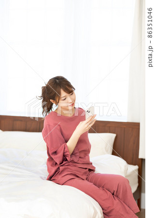 ベッドでくつろぐ女性 ベッドでくつろぐ女性 86351046