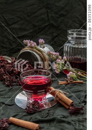 Roselle tea (Jamaica sorrel, Rozelle or hibiscus sabdariffa ) with dry roselle and brown cane sugar cube. 86351096