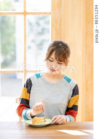 ケーキを食べる女性 86351294
