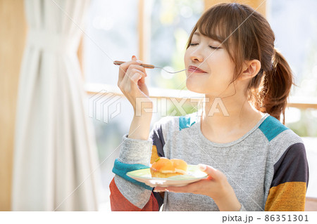 ケーキを食べる女性 86351301