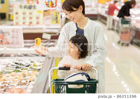 スーパーで買物をする親子 86351396