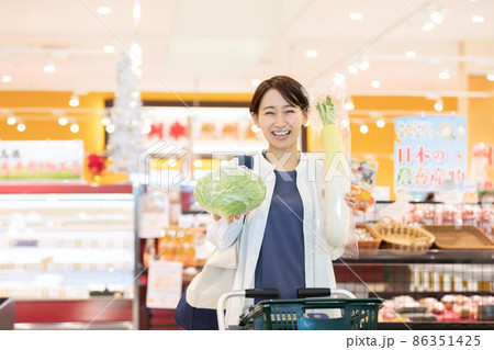 スーパーで買物をする女性 スーパーで買物をする女性 86351425