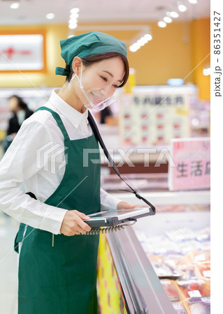 スーパーで働く女性 スーパーで働く女性 86351427