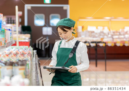 スーパーで働く女性 86351434