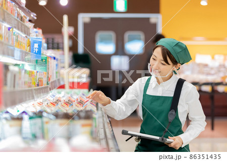 スーパーで働く女性 スーパーで働く女性 86351435