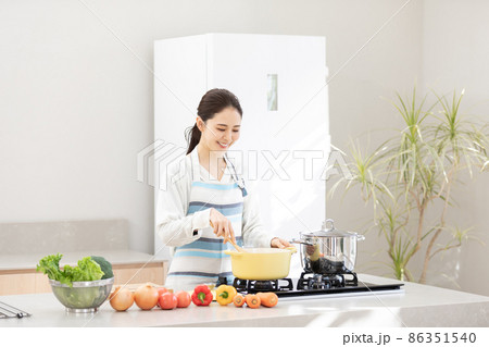 おうち時間　料理をする若い女性 86351540