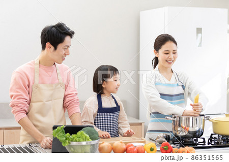 おうち時間 料理作りを楽しむ家族 おうち時間 料理作りを楽しむ家族 86351565
