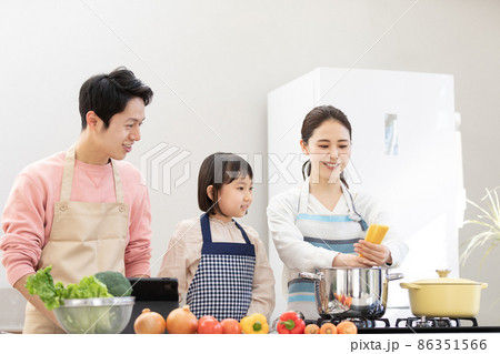 おうち時間 料理作りを楽しむ家族 おうち時間 料理作りを楽しむ家族 86351566