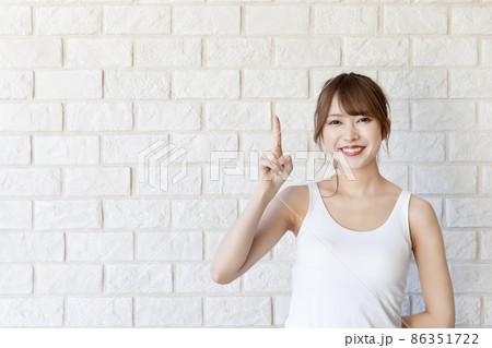 運動着で指差しをする女性 運動着で指差しをする女性 86351722
