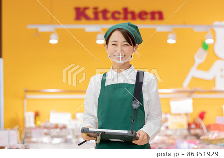 スーパーで働く女性 スーパーで働く女性 86351929