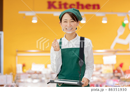 スーパーで働く女性 86351930