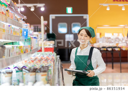 スーパーで働く女性 スーパーで働く女性 86351934