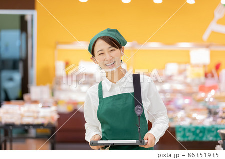 スーパーで働く女性 86351935