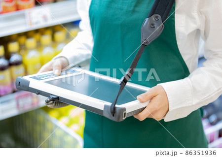 スーパーで働く女性　タブレットで在庫確認をするスタッフ 86351936
