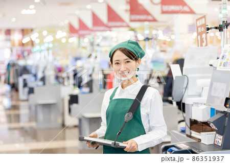 スーパーで働く女性 スーパーで働く女性 86351937