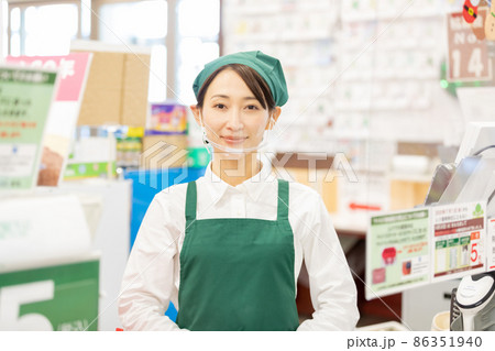 スーパーのレジで働く女性 86351940