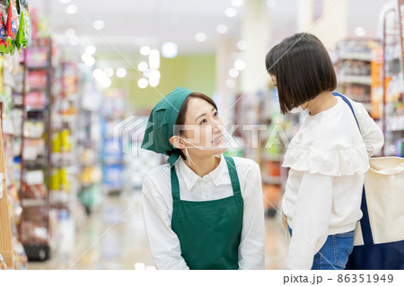 お手伝いでスーパーにきた女の子が売り場を店員さんに聞く お手伝いでスーパーにきた女の子が売り場を店員さんに聞く 86351949