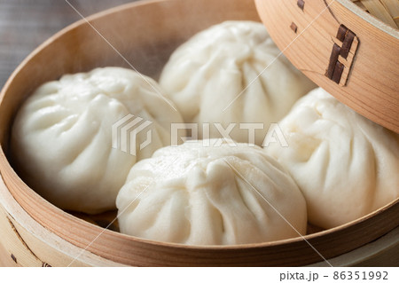 ほんわか湯気の立つ、ほっかほかの豚まん 86351992