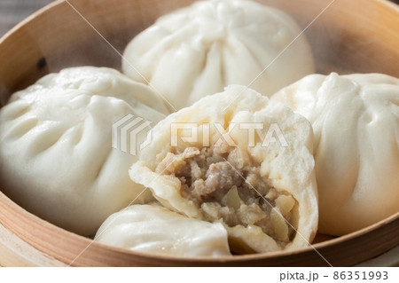 ほんわか湯気の立つ、ほっかほかの豚まん 86351993