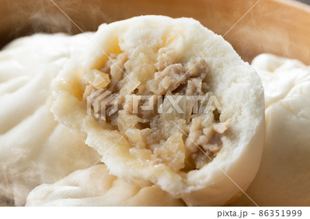 ほんわか湯気の立つ、ほっかほかの豚まん 86351999