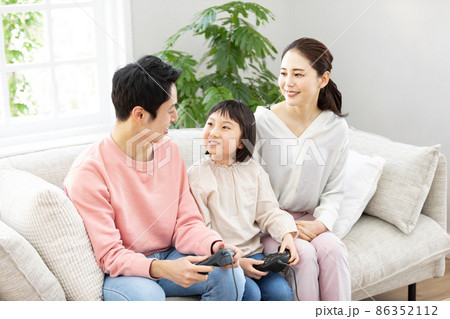 おうち時間 テレビゲームで楽しむ家族 おうち時間 テレビゲームで楽しむ家族 86352112
