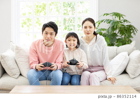 おうち時間 テレビゲームで楽しむ家族 おうち時間 テレビゲームで楽しむ家族 86352114