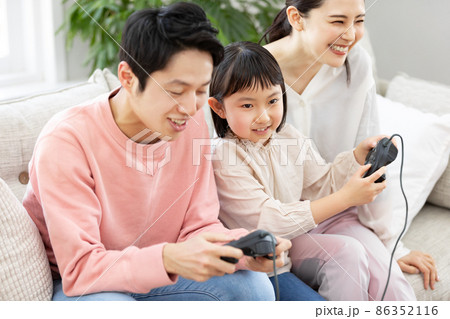 おうち時間　テレビゲームで楽しむ家族 86352116