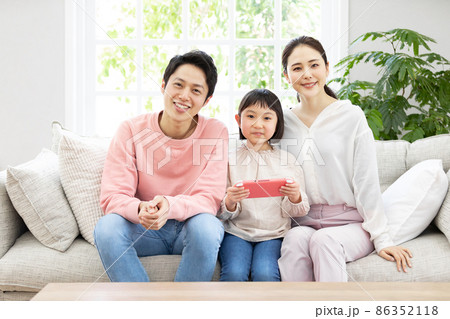 おうち時間 テレビゲームで楽しむ家族 おうち時間 テレビゲームで楽しむ家族 86352118