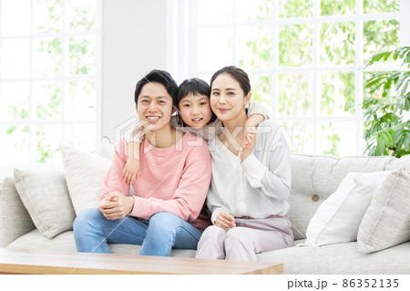 ソファーでくつろぐ幸せ家族 ソファーでくつろぐ幸せ家族 86352135