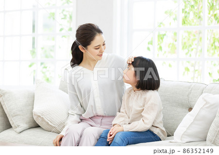 体調不良の子供を気遣う母親 86352149