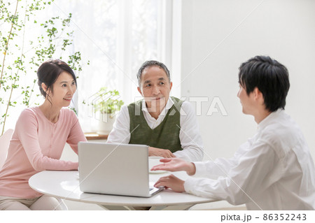 生命保険・三大疾病の説明をする男性 86352243