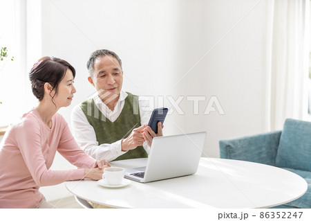家族旅行を考えるシニア夫婦 家族旅行を考えるシニア夫婦 86352247