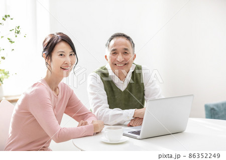 退職金運用で投資をするシニア夫婦 86352249