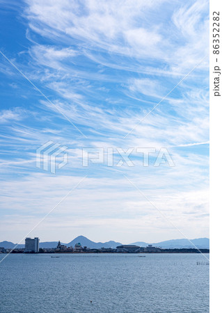 冬の琵琶湖大橋の上から見る守山方面の景観 86352282